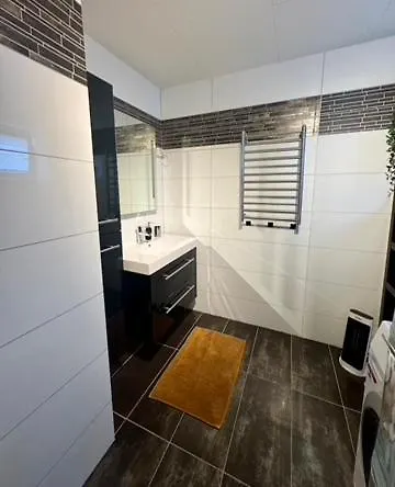 Cozy Modern 2-bedroom شقة