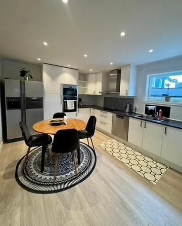 Cozy Modern 2-bedroom شقة *